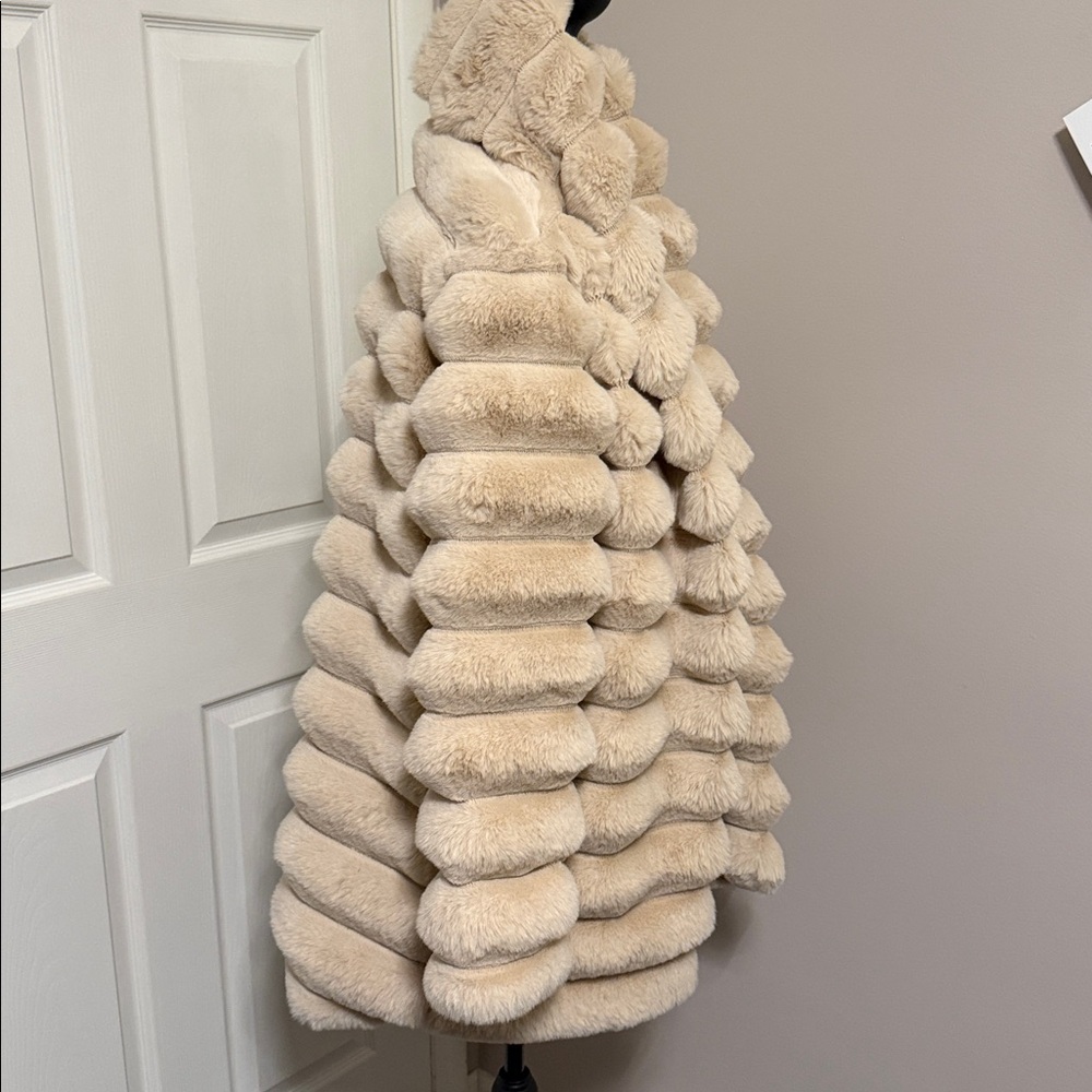 Luxurious Cream Faux Fur Coat - Picture 9 of 9